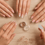 modèle vernis semi permanent mains poses tendance