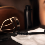 Comment mettre du mascara sans paquets : brosse propre et recourbe-cils