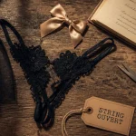 String ouvert en dentelle noire sur table en bois