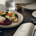 800 calories par jour : plateau minimaliste sur table et carnet « 800 kcal »