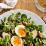 Salade de mâche légère 16 kcal : bienfait de la mâche, noix et œuf mollet