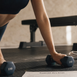 Femme musculation bras : avant-bras fermes sans volume