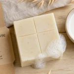 Savon lait de chèvre bienfaits : douceur du savon au lait de chèvre, goutte de glycérine