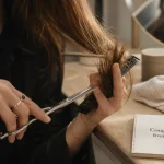 Couper fourches cheveux avec ciseaux de coiffure, pointes nettes