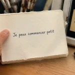 Phrase positive confiance en soi : « Je peux commencer petit » sur un carnet