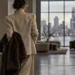 Tendance mode hiver 2025 : silhouette dos blazer pull et fausse fourrure