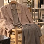 Tendance mode homme 2026 : blazer déstructuré en lin beige rosé